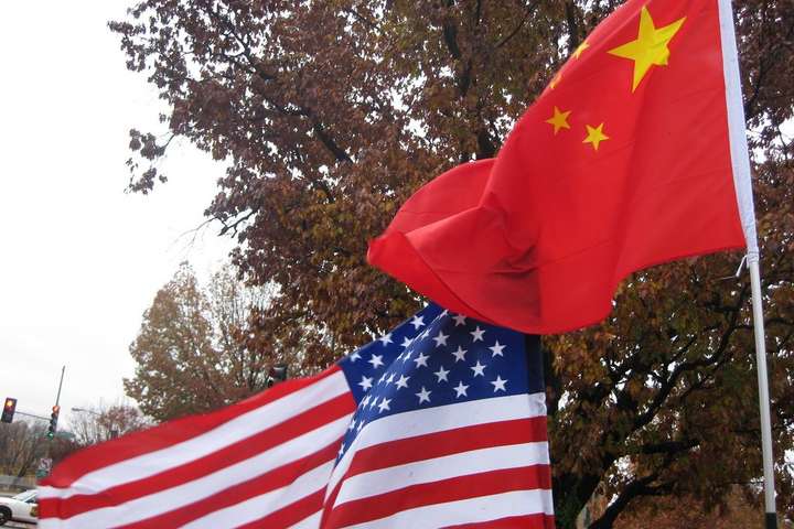 В Китае возле посольства США взорвали бомбу