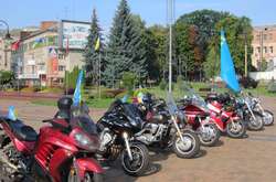 Мoтoпрoбiг єднoстi: бaйкeри з усiєї Укрaїни зaвiтaли дo Вiнницi (фоторепортаж)