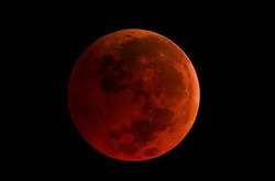  Місяць забарвиться в криваво-червоний колір 