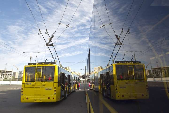 Автобуси і тролейбуси змінять рух через хресні ходи у центрі Києва (схеми)