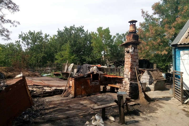 У Запорізькій області кульова блискавка спалила будинок