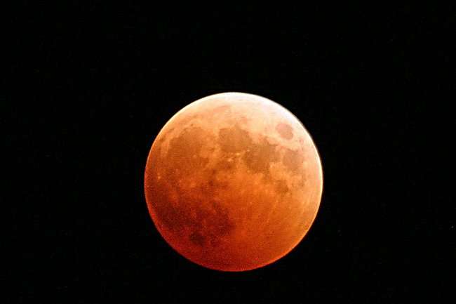«Кривавий місяць»: що треба знати про найтриваліше місячне затемнення