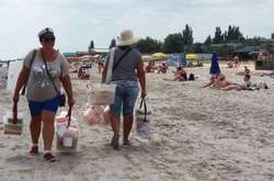 Кукурудза, креветки та медузи у воді. Як українці відпочивають на Азовському морі