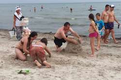 Кукуруза, креветки и медузы в воде. Как украинцы отдыхают на Азовском море