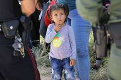 Более 700 детей-мигрантов, разлученных в США с родителями, еще не вернули в семьи