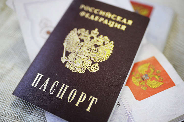 Глава Прикордонної служби пояснив, чому кримчани соромляться паспортів РФ з кримською пропискою