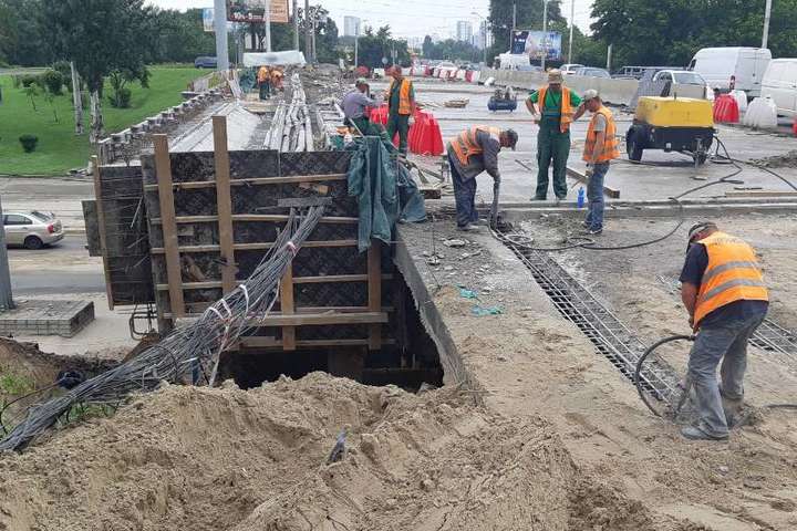 Дорожники ремонтують міст на Теліги, що обвалився через негоду