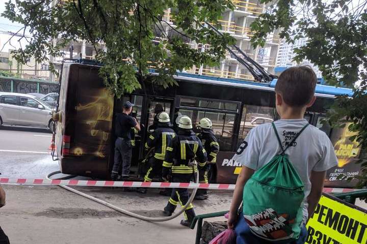 У Києві горів тролейбус (фото)