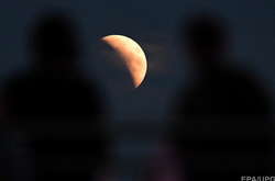 Повне місячне затемнення: відео та фото