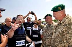  Генсек ОБСЄ Томас Гремінгер (ліворуч) під час візиту на Донбас 