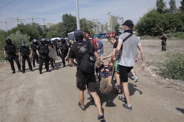 На «Осокорках» мирна акція проти забудовників переросла у сутички з поліцією