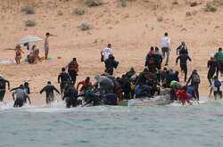 Висадка десятків мігрантів на іспанський пляж з туристами потрапила на відео