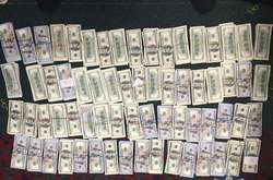 Вилучені гроші, яки вкрав чоловік