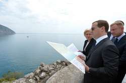 «Денег нет, но вы держитесь». До окупованого Криму прибув Медведєв