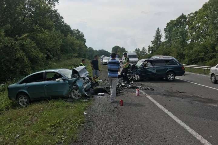 На Львівщині зіткнулись дві Audi: загиблих водіїв діставали спеціалісти