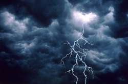 На Полтавщині блискавка влучила у будинок і сильно травмувала пенсіонерку