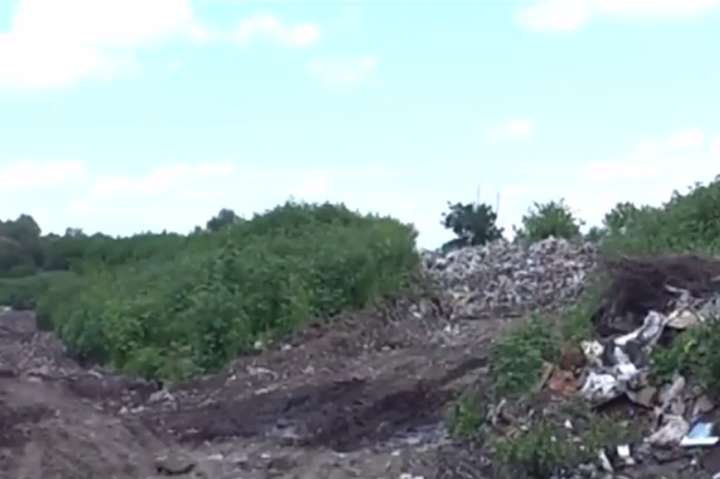 На Чернігівщину звідусіль масово звозять сміття