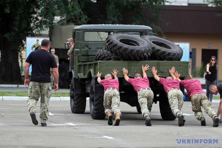 У Києві військові змагалися у силовому багатоборстві (фото, відео)
