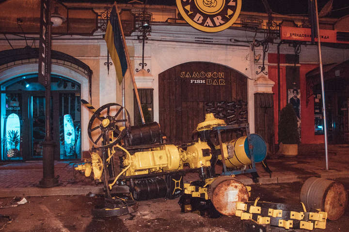 На Подолі п’яний еквадорець на BMW зніс рекламний трактор (фото, відео)