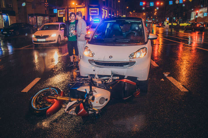 У центрі Києва Smart збив мотоцикліста