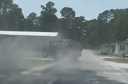 Поліцейське переслідування у США: розбито п'ять машин, зламано чотири сосни (відео)