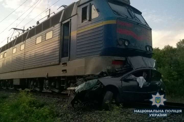 Трагедія на Київщині: на залізничному переїзді загинуло подружжя пенсіонерів