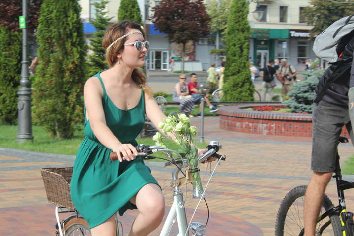 «Леді на велосипеді»: у Вінниці відбувся витончений велопарад