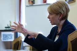 Чи можна користуватись мобільним на уроках? Гриневич дала рекомендації школам