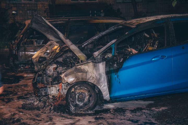 У масштабній пожежі у Києві згоріли два автомобілі (фото, відео)