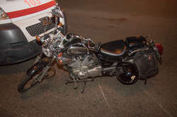 Мотоцикл врізався у бордюр
