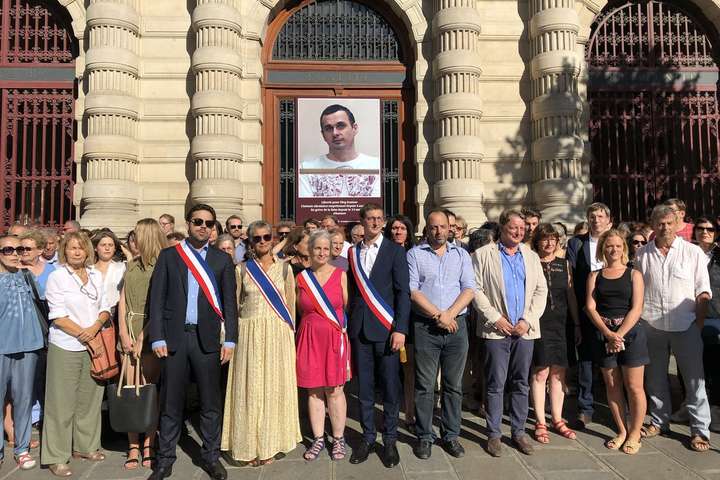 Паризька мерія розмістила фотографію Сенцова на своєму фасаді