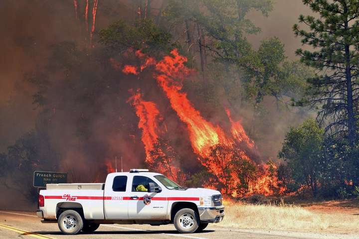 В США бушуют лесные пожары: жуткие фото опустошенной Калифорнии