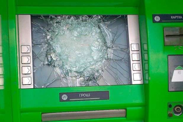 Під Києвом троє невідомих намагалися обчистити банкомат, підірвавши його (відео)