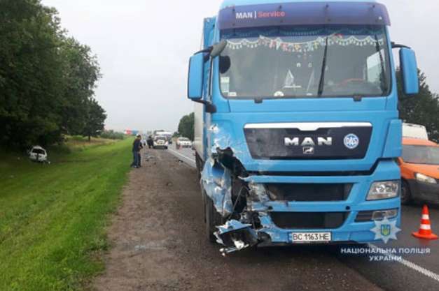 На Львівщині автомобіль протаранив вантажівку: загинула жінка, постраждали двоє дітей
