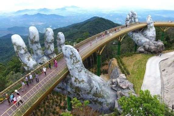 Уникальный мост, опорами которому служат колонны в форме человеческих рук (фото)
