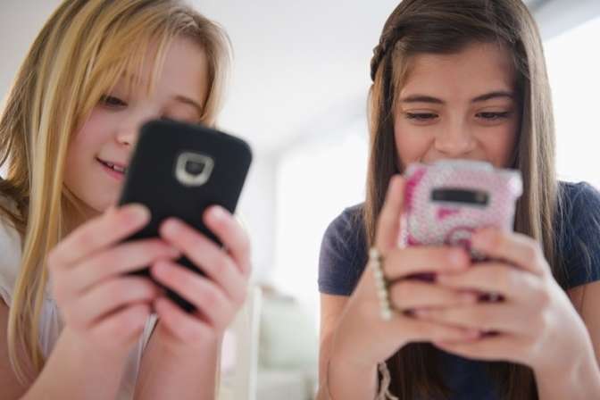 У Франції заборонили в школі користуватися смартфонами 