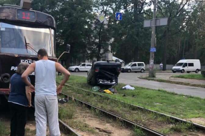 У Києві трамвай в'їхав у легковик: постраждала дитина (фото)