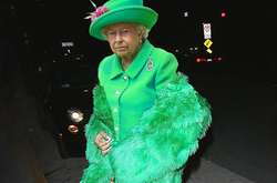 Елизавета II превратилась в типичную модель Instagram: забавные коллажи Фредди Мейда