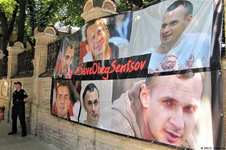 В Киеве состоялся пикет с требованием ускорить освобождение Олега Сенцова