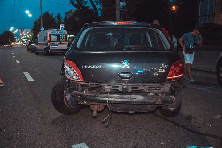 У центрі Києва Toyota влетіла у Peugeot, який виїжджав з парковки (фото)