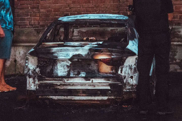 Вночі у Києві знову палали автомобілі: Аudi згорів повністю (фото, відео)