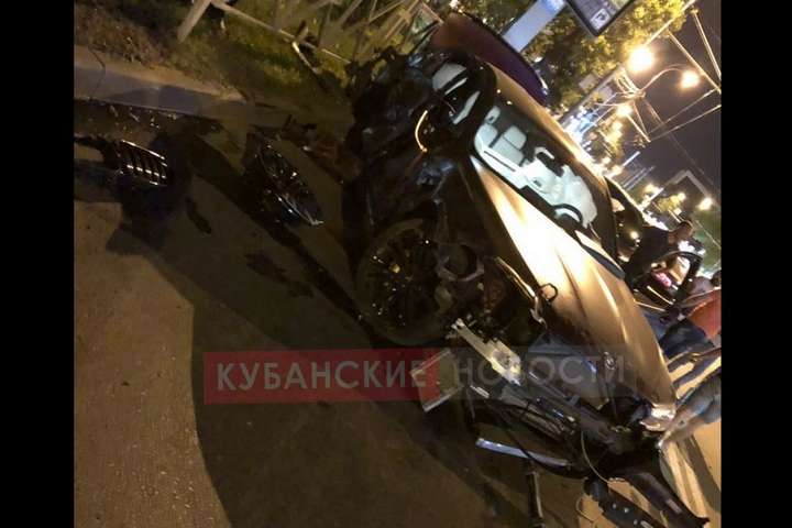 Футболіст збірної Росії з футболу розбив машину за майже 150 тисяч доларів