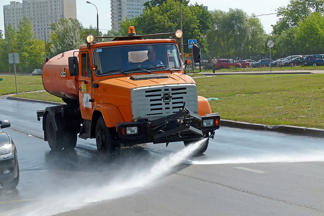 На зміну дощам у Київ прийшла спека: автодорівці охолоджують дороги (відео)