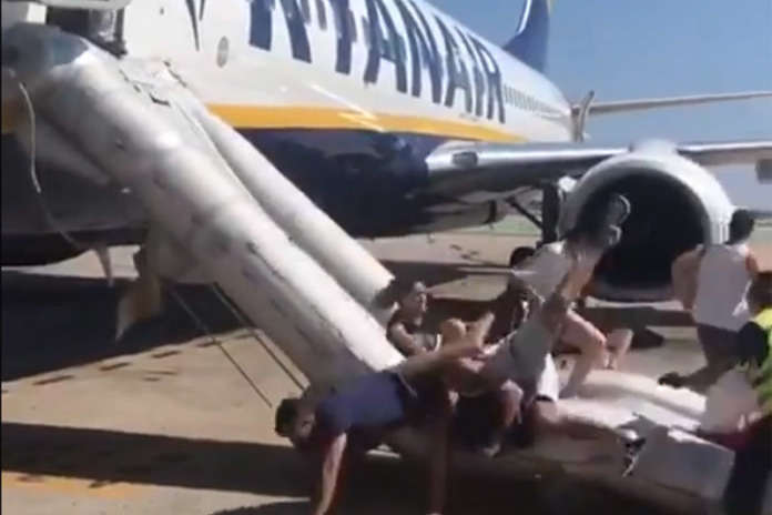Пасажири Ryanair у паніці тікали з літака в Барселоні