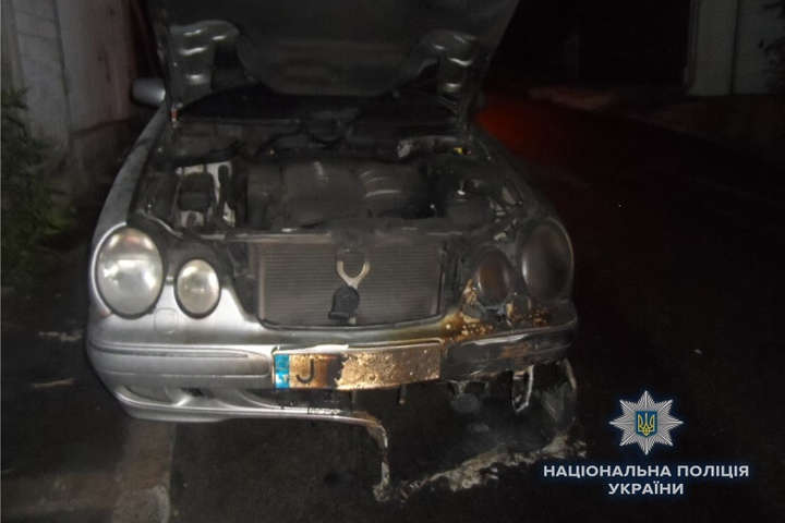У Києві чоловік підпалив автівку знайомого і загорівся сам