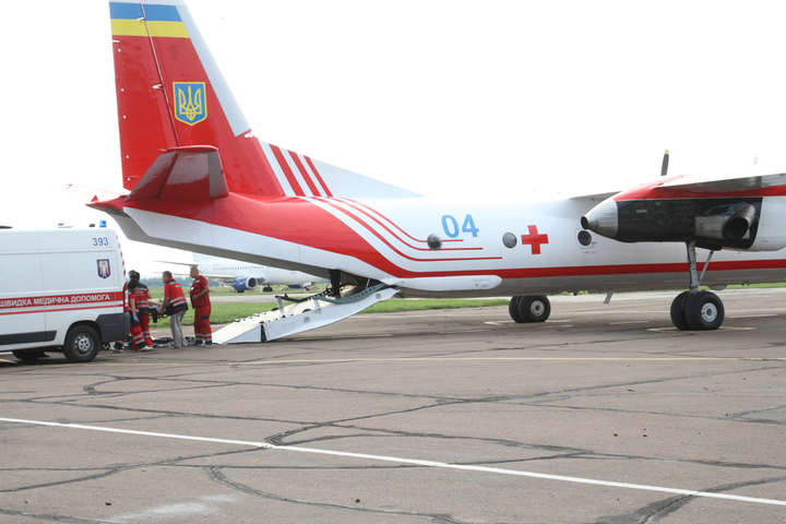 Напад на Гандзюк: чиновницю з Херсону літаком транспортували до Києва