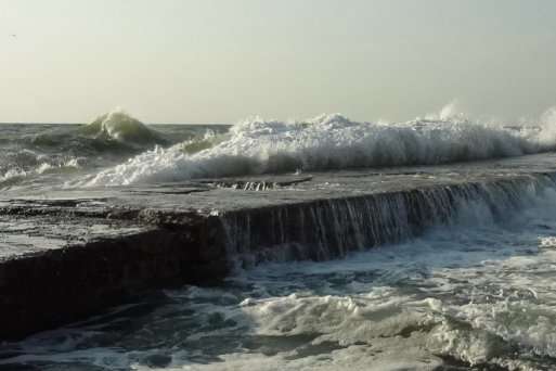 В Одесі чоловіка з пірсу змила в море хвиля: тіла не знайшли