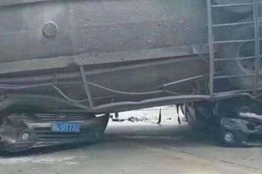 У Китаї цементовоз розчавив легкові авто: загинули дев'ятеро людей