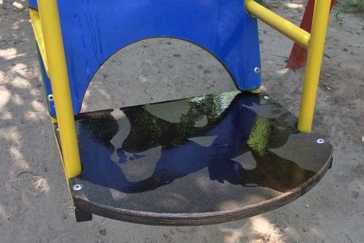 У Києві невідомі залили мастилом дитячий майданчик (фото)