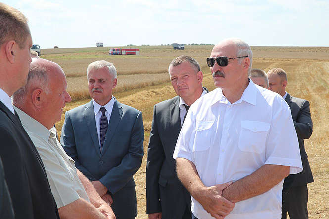 «Ти ж доживеш до наступного року?»: Лукашенко пожартував про свій інсульт